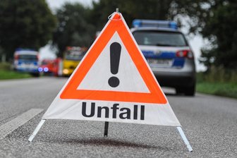Wohnmobil kracht bei Frankenberg in die Leitplanke - Die Polizei eilte zu einem Unfall bei Frankenberg.