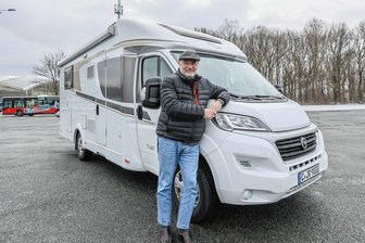 Wohnmobil-Stellplätze in Chemnitz: Braucht die Stadt mehr davon? - Hans-Jürgen Rutsatz findet, die Stadt Chemnitz hätte viele Flächen für Wohnmobil-Stellplätze. Eine befindet sich am Eisstadion.