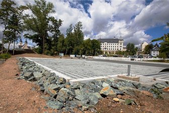 Wohnmobil-Stellplatz in Plauen vor der Fertigstellung - Was für ein Panorama, was für eine Kulisse: Die zwölf Stellplätze für Wohnmobile auf dem Plauener Gerberplatz haben Konturen angenommen. Ab September sollen erste Touristen übernachten können. 