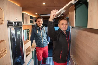 Wohnmobile für Individualisten: In dieser Familie aus dem Vogtland steckt ein Tüftler-Gen - Mark Schlott (links) hat die Geschäftsführung des Familienunternehmens Flexebu in Klingenthal von seinem Vater Jörg Schlott übernommen. Das Unternehmen stattet Camper nach Kundenwunsch aus.
