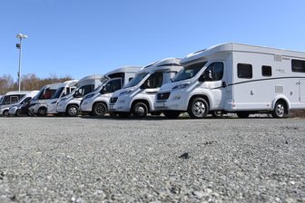 Wohnmobilhändler aus dem Vogtland in wirtschaftlichen Schwierigkeiten - Ein Bild aus besseren Tagen: Auf dem Firmengelände in Adorf werden Wohnmobile zum Verkauf angeboten.