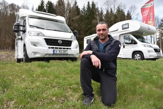 Wohnmobilhandel an der B 92 im Vogtland: Das sind die Knackpunkte - Der Adorfer Pierre Stengel hegt Pläne für einen Wohnmobilhandel neben dem Adorfer Aldi.