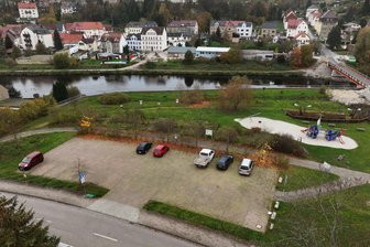 Wohnmobilplätze in Lunzenau: Idee bringt Fragen im Stadtrat - Blick auf den Parkplatz an der Lunzenauer Muldenterrasse: Der Bereich könnte auch für Wohnmobilstellplätze in Frage kommen.