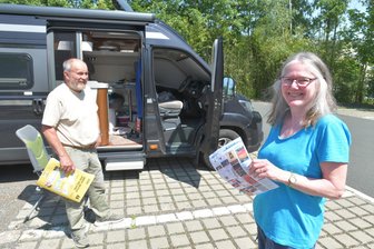 Wohnmobilstellplatz in Freiberg: Auch zum Bergstadtfest beliebtes Ziel für Camper aus ganz Europa - Pat und Alan Hamilton aus England auf dem Wohnmobilstellplatz am Johannisbad Freiberg.