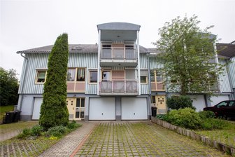 Wohnpark im Plauener Westen: Eigentümer stellt konkrete Pläne vor - Die holzverkleideten Häuser an der Kobitzschwalder Straße in Neundorf sollen aufgestockt werden.