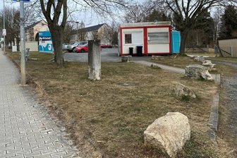 Wohnpark in Treuen wird einen Tick kleiner - Hinter dem Parkplatz an der Treuener Oststraße befindet sich unbebautes Land, auf dem ein Investor bauen will.