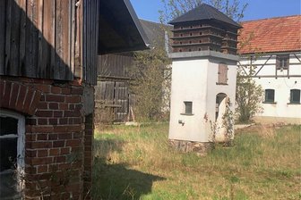Wohnprojekt für Jugendliche im Vogtland weckt Angst und Emotionen - Blick in den Hof, den die Arbeiterwohlfahrt erworben hat: Hier sollen zwei Wohngruppen mit insgesamt neun Kindern ein Zuhause finden. 
