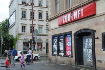 Wohnprojekt "Kompott": Steine gegen Schriftzug "Zukunft" geworfen - Unbekannte haben das Leuchtbanner am Gebäude des Wohnprojektes "Komplott" an der Leipziger Straße mit Steinen beworfen.