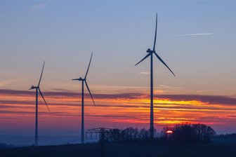 Wohnqualität und Tourismus: Lichtenau lehnt Windkraftanlagen ab - Windräder, wie hier im Bild, gibt es bisher in der Gemeinde Lichtenau nicht. Doch der Planungsverband weist zwei Standorte aus. Das lehnt der Gemeinderat ab.