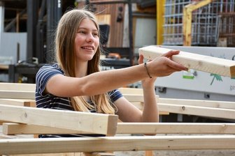 Wohntrend Tiny House: Junges Paar lebt auf 22 Quadratmetern - Maya Prinz legt beim Bau des eigenen kleinen Häuschens mit Hand an. 