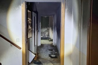 Wohnung in Chemnitz in Brand gesteckt: So lautet das Urteil gegen die Täter - Blick in die Brandwohnung im Chemnitzer Reitbahnviertel.