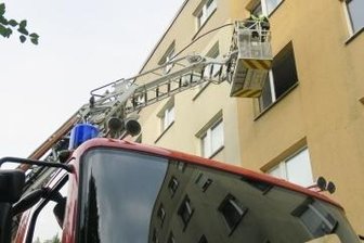 Wohnung nach Brand unbewohnbar - Feuerwehr verschafft sich Zugang zur Wohnung. 