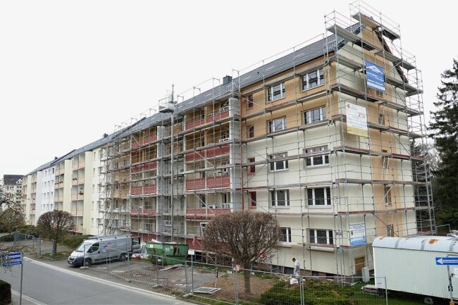 Wohnungen an der Lessingsstraße: Teures Sanierungsprojekt in Zschopau wird noch teurer - Am dritten Bauabschnitt des Wohnblocks in der Lessingstraße sind die Arbeiten in vollem Gang. Die Fassade ist eingerüstet, damit unter anderem Fenster und Balkons erneuert werden können. 