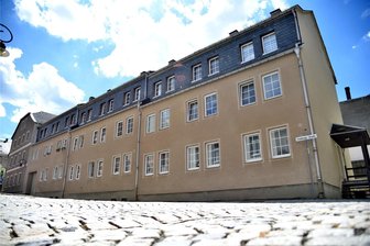 Wohnungen: Warum der Leerstand in Adorf gestiegen ist - Die Häuserreihe Freiberger Straße 1-5 soll demnächst saniert werden.