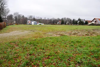 Wohnungsbau in Hartmannsdorf: Warum trotz neuen Investors Geduld nötig ist - Zwischen der Schulstraße und dem Wohngebiet am Kirchfeld in Hartmannsdorf können etwa 14 neue Eigenheime entstehen. Wann gebaut werden kann, steht allerdings noch nicht fest.