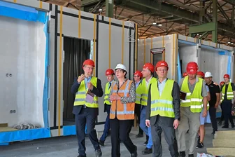 Wohnungsbau in Serie: Hoffnungen und Grenzen - Bundesbauministerin Klara Geywitz (3. v. l.; SPD) ließ sich am Montag durch die Produktionshallen des japanischen Modulbaukonzerns Daiwa House Group in Fürstenwalde führen.