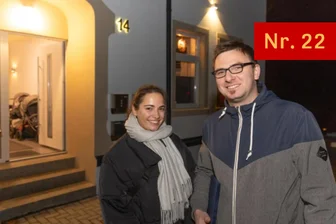 Wohnungsbau mal anders im Erzgebirge: Junges Paar schafft Platz für Familien - Freuen sich über das gelungene Familienprojekt: Katharina Walther und Micha Engelstädter vor ihrem sanierten Haus an der Dorfstraße in Cunersdorf. Die vier familiengerechten Wohnungen darin sind alle belegt.
