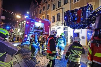 Wohnungsbrand an der Weinkellerstraße - Insgesamt 47 Feuerwehrleute waren mit elf Fahrzeugen im Einsatz. Das Feuer in einem Zimmer im Hinterhaus musste unter Atemschutz gelöscht werden.