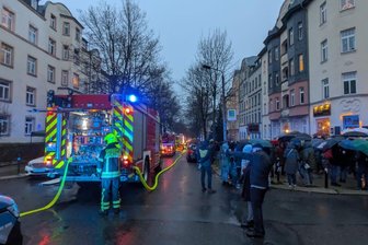 Wohnungsbrand auf dem Kaßberg in Chemnitz: Ermittlerin schließt technischen Defekt aus - Auf der Franz-Mehring-Straße fanden am Samstag Löscharbeiten statt.