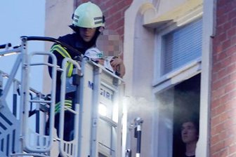 Wohnungsbrand: Feuerwehr rettet Kinder per Drehleiter - 