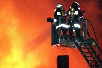 Wohnungsbrand: Frau rettet sich mit Baby über Drehleiter -