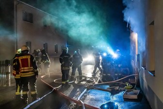 Wohnungsbrand im Erzgebirge: Brandstifter nach nur wenigen Stunden gefasst - In der Nacht gegen 1 Uhr musste die Feuerwehr nach Olbernhau, an die Berggasse, ausrücken.