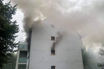 Wohnungsbrand im Erzgebirge: Zwei Ersthelfer riskieren im Feuer ihr eigenes Leben - Den Nachbarn ist es offensichtlich zu verdanken, dass beim Wohnungsbrand am Samstag in der Kreisstadt keine Menschen starben.