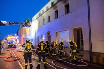 Wohnungsbrand in Brand-Erbisdorf: Großeinsatz für Feuerwehren - Einsatzkräfte rückten zu einem Wohnungsbrand an der B 101 in Brand-Erbisdorf an.