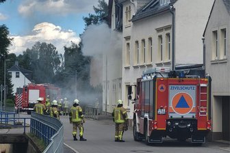 Wohnungsbrand in Burgstädt: 81-Jährige im Krankenhaus - 23 Feuerwehrleute haben am Samstag einen Brand in einer Wohnung in einem Mehrfamilienhaus in Burgstädt gelöscht.
