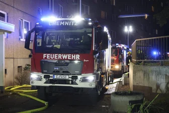 Wohnungsbrand in Chemnitz: Zwei Personen mit Drehleiter gerettet - Feuerwehreinsatz an der Chemnitztalstraße am Mittwochabend.