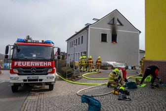 Wohnungsbrand in Erlauer Ortsteil Milkau: Zwei Menschen aus Mehrfamilienhaus gerettet - In Milkau musste die Feuerwehr zwei Bewohner aus einer Wohnung retten.