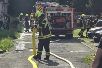 Wohnungsbrand in Plauen Haselbrunn: Neue Details bekannt - Aufräumarbeiten nach dem Feuerwehreinsatz in Haselbrunn am Mittwoch.