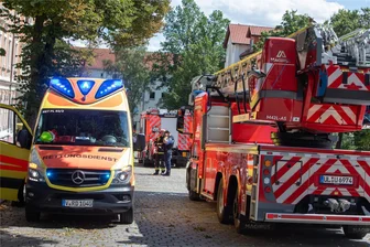 Wohnungsbrand in Plauen: Nachbarn verhindern Schlimmeres - Rettungskräfte und Feuerwehr wurden am Samstag in die Bonhoefferstraße in Plauen gerufen.