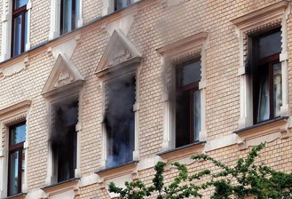 Wohnungsbrand: Polizei nimmt 66-Jährigen fest - 44 Einsatzkräfte der Berufsfeuerwehr und von drei freiwilligen Feuerwehren löschten das Feuer.