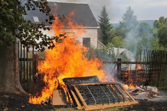 Diese ausrangierte Wohnungseinrichtung ist am Mittwoch in Schönheide in Flammen aufgegangen. Brandstiftung wird vermutet.