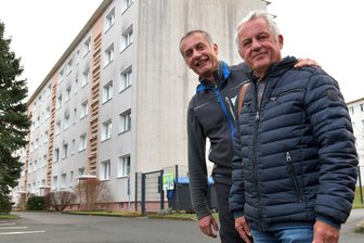 Wohnungsgenossenschaft Freiberg feiert Jubiläum: Einmal Platte, immer Platte? - Eberhard Ischner (r.) ist langjähriges Mitglied der Wohnungsgenossenschaft Freiberg. Sein Sohn Mike Ischner arbeitet seit zwei Jahren als Hausmeister bei der WG. Foto: Eckardt Mildner