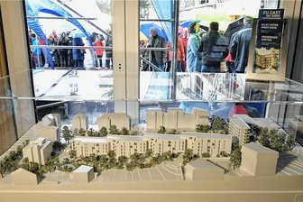 Wohnungsgenossenschaft Freiberg feiert Richtfest für "Freiberger Garten" - Innen das Modell, draußen gut 100 Gäste: Die Wohnungsgenossenschaft Freiberg hat am Donnerstag zum Richtfest für die Wohnanlage "Freiberger Garten" im Stadtteil Friedeburg eingeladen.