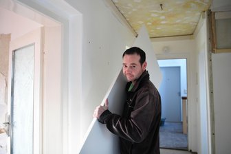 Wohnungsgenossenschaft Penig: Modernisierung auf der einen, Abriss auf der anderen Seite - Im Haus Feldstraße 20/22 in Penig werden zum Teil Wohnungen zusammengelegt. Michael Voigt (Bau und Möbeltischlerei Voigt Lunzenau) baut neue Türen ein (hier in der Feldstraße 22).