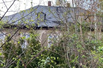 Wohnungsgesellschaft Lugau plant Sanierungen - und einen Abriss - Das Alte Jägerhaus: Obwohl von der Straße kaum zu sehen, weil es zugewuchert ist, kann man den desolaten Zustand dennoch erahnen. 