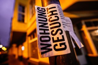 Wohnungssuche: Diese 7 Betrugsmaschen sollten Sie kennen - Besonders in großen Städten gestaltet sich die Suche nach Wohnraum oft schwierig. Betrüger nutzen das gerne aus, um Wohnungssuchende übers Ohr zu hauen.