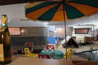 Wohnwagen im Oldtimermuseum Culitzsch: Urlaubsfeeling à la DDR - So sah Campingurlaub in der DDR aus. Im Vordergrund ein Nagetusch-Wohnwagen. Dahinter das später entwickelte Bastei-Modell. Zelte und Plastestühle gehörten einfach dazu.