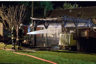 Wohnwagen in Halsbrücke in Flammen: Wie kam es dazu? - Ein Wohnwagen und ein Carport standen in Halsbrücke in Flammen.