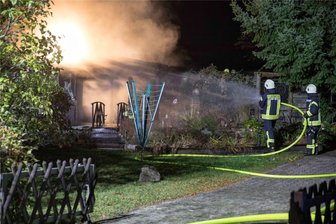 Wohnwagen steht in Flammen: Nächtlicher Feuerwehreinsatz in Halsbrücke - "Als wir ankamen, stand der Wohnwagen, der unter einem Caport stand, in Vollbrand", sagte Einsatzleiter Peter Mai.