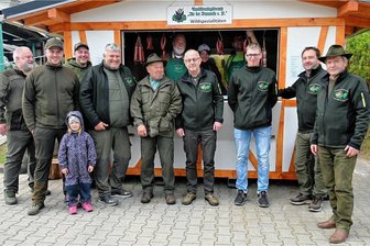 Wolf prägt Jagdfest in Oberscheibe - Mitglieder des Traditionsjagdvereines "An der Braunelle" Crottendorf und des Jagdvereines Oberscheibe vor ihrer Verkaufsbude auf dem Hof der Brauerei Fiedler in Oberscheibe. 