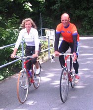 Wolfgang Lötzsch stellt nun sein Fahrrad im Mülsengrund ab - 
              <p class="artikelinhalt">Für Radsportlegende Wolfgang Lötzsch ist jetzt bei Christine Gütler in Ortmannsdorf Start und Ziel. </p>
            