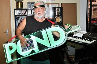 Wolfgang Paule Fuchs vor der Pond-Spacenight Frankenberg: Musik ist mein Leben - Wolfgang Paule Fuchs mit seiner „Touchtarre“, einer innovativen Leuchtgitarre, mit der er am 2. September zur Pond-Spacenight nach Frankenberg kommt.