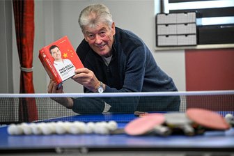 Wolfgang Stein aus Chemnitz feiert Jubiläum: Auch mit 80 ist Tischtennis noch sein Leben - Wolfgang Stein hat seine Garage in Rabenstein zu einem Tischtennisshop ausgebaut. Alles, was das Tischtennisherz begehrt, wird angeboten, der Shop inzwischen von seinem Schwiegersohn geführt. Schläger kann man so praktischerweise vor dem Kauf erst testen. 
