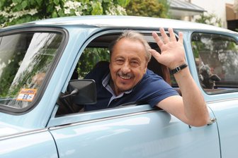 Wolfgang Stumph zum 80.: Warum er mehr ist als nur „Stubbe“ - Mit dem Trabi eng verbunden: Schauspieler Wolfgang Stumph.