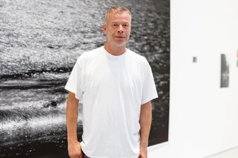 Wolfgang Tillmans: Der berühmte Fotograf zeigt in Dresden seinen Blick auf die Welt - Wolfgang Tillmans zeigt seine Fotografien jetzt in Dresden. 2023 wählte ihn das Time-Magazine unter die 100 einflussreichsten Menschen.