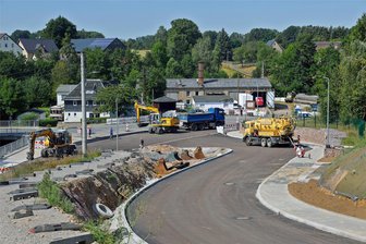 Wolfsschlucht in Langenchursdorf: Kreuzung vorerst wieder aus allen Richtungen befahrbar - Die Bauarbeiten an der Bräunsdorfer Straße in Langenchursdorf sind weitgehend abgeschlossen.